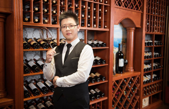 藍菲酒業(yè)首席品酒師、培訓(xùn)師劉俊雄